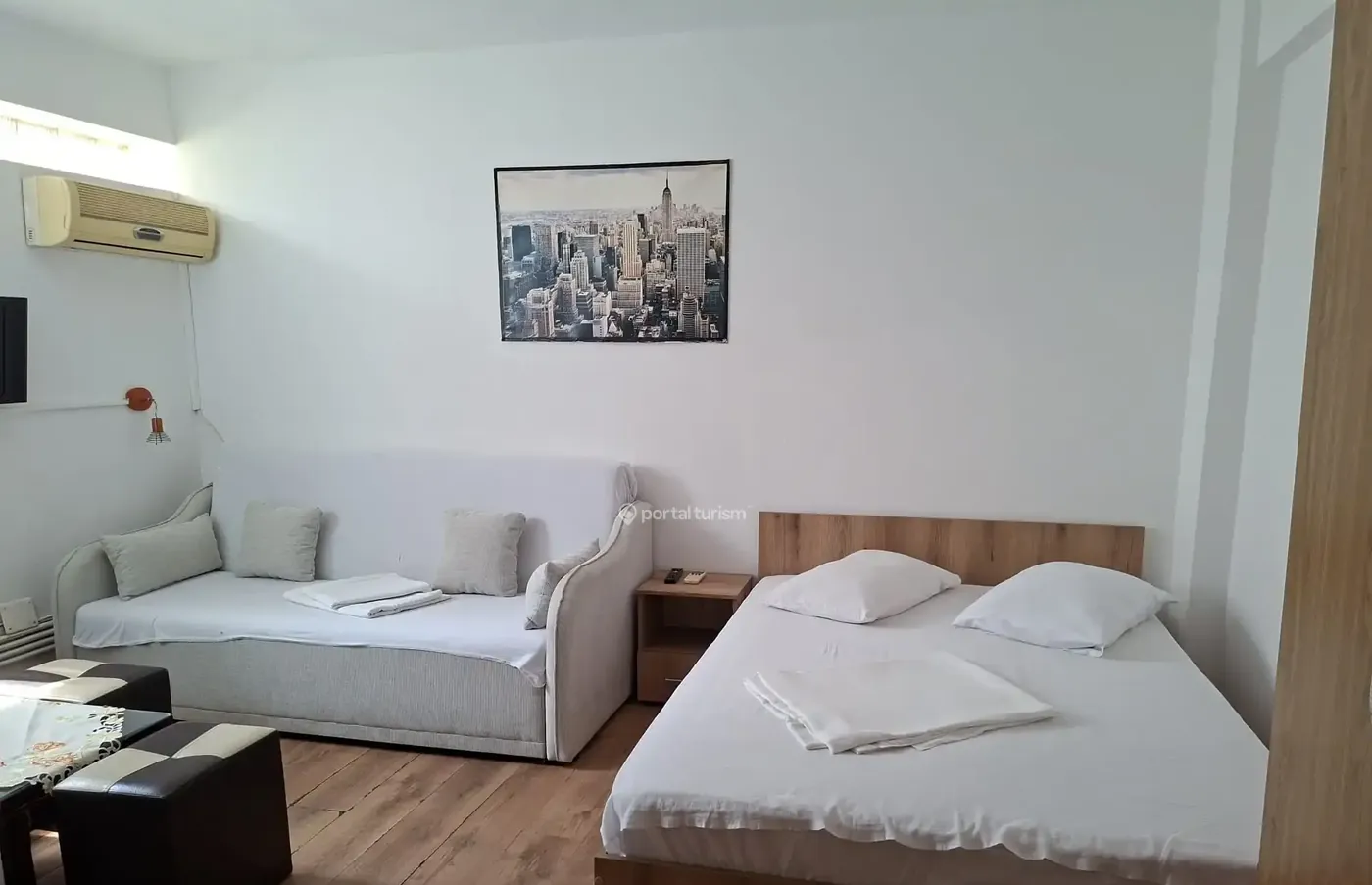 Cameră cu pat matrimonial și canapea la Motel Benida
