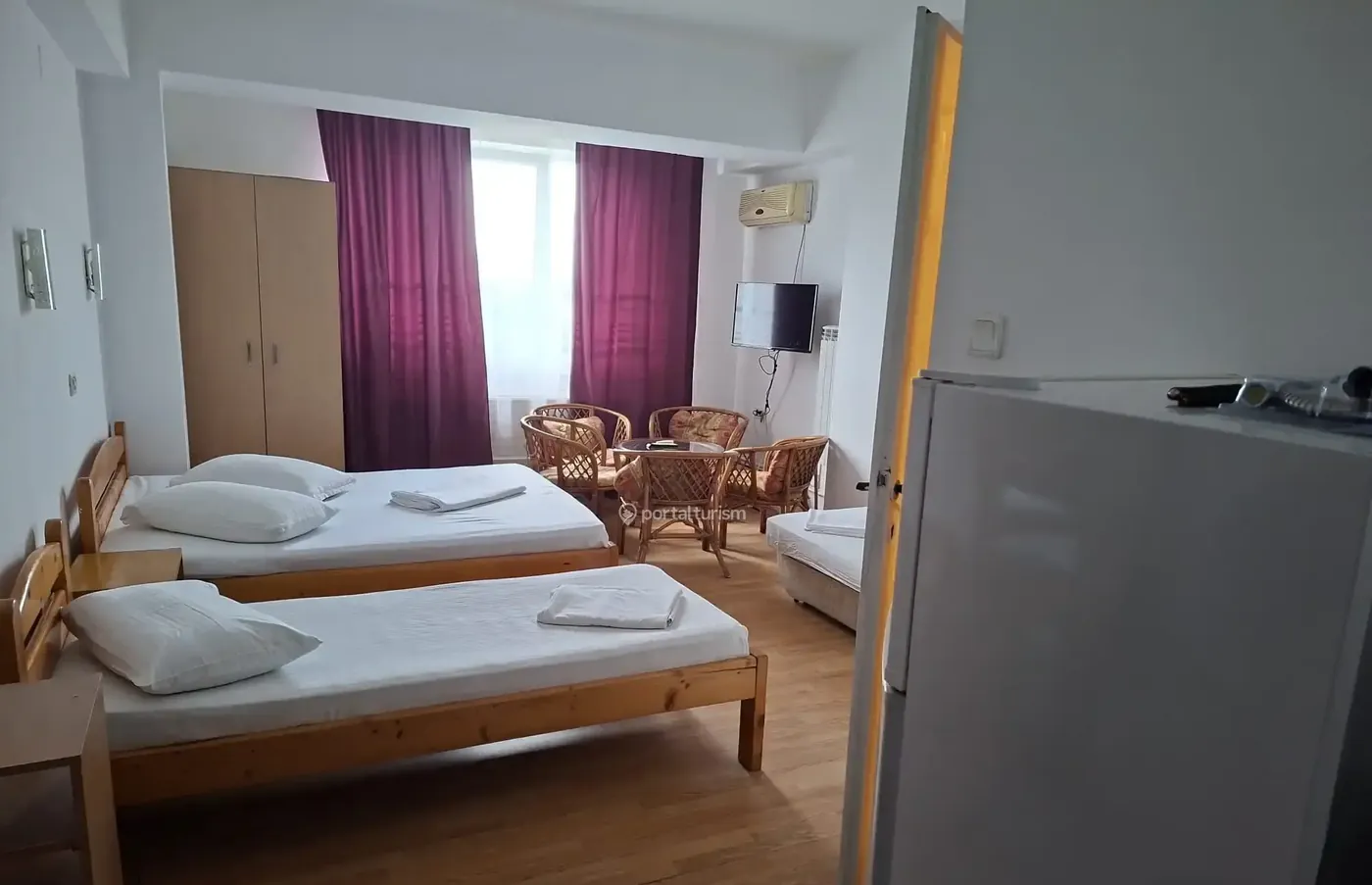 Cameră cu trei paturi la Motel Benida